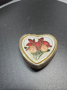 VTG Source Unknown Gold-Tone Heart Trinket Box with Red and Pink Floral Enamel